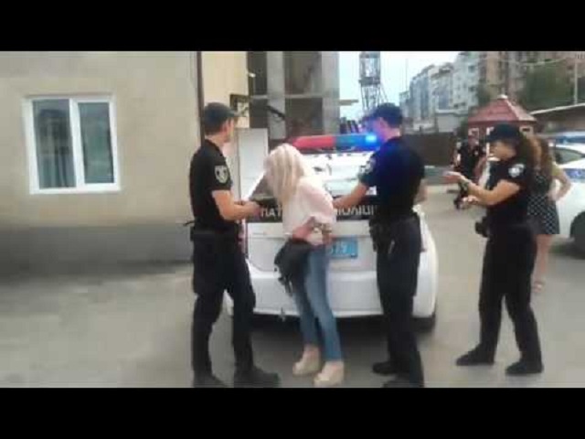 "Вас нужно прикончить!" Ненавидящую "мусоров" украинку снова задержали