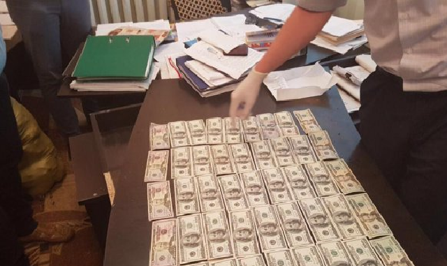 Луценко похвастался пойманным взяточником: фото