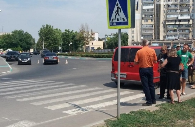 В Черноморске сбили маленькую девочку: очевидцы едва не устроили самосуд над водителем