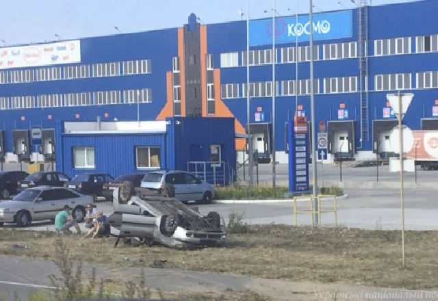 Под Броварами на крышу перевернулся Lanos, водитель погиб