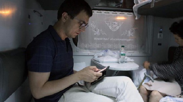 Министр инфраструктуры Омелян поехал в командировку в плацкарте