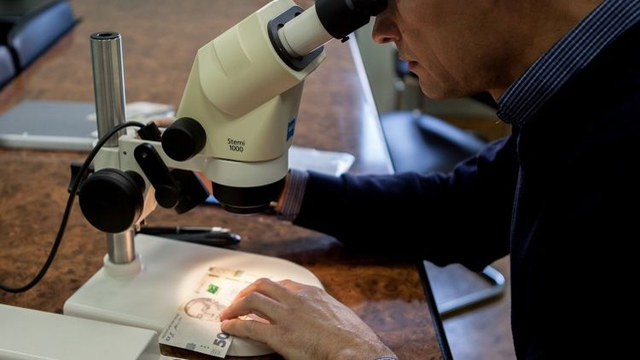 Щедрая страна. За что в Украине топ-чиновники получают 1,6 млн в месяц