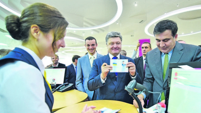 Зачем Порошенко в ущерб себе сделал королевский подарок Саакашвили