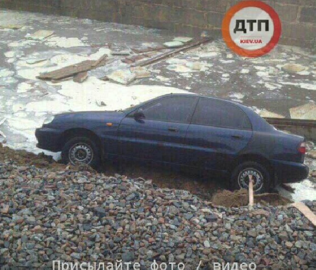 ЧП на Борщаговке - из-за провала грунта в яму рухнули три авто