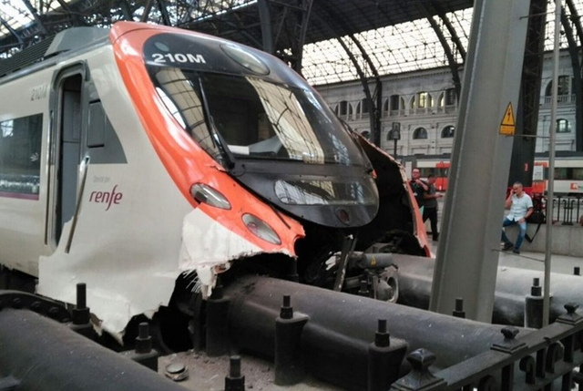 В Барселоне поезд без тормозов столкнулся с перроном, пострадали 48 пассажиров