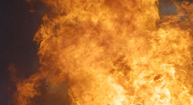 Черное небо: под Харьковом пылает склад запчастей