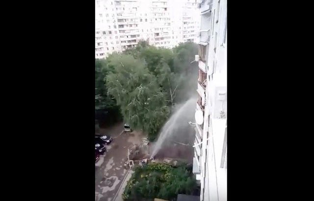 В Харькове прорвало водопровод: «фонтан» несколько часов поливал многоэтажку