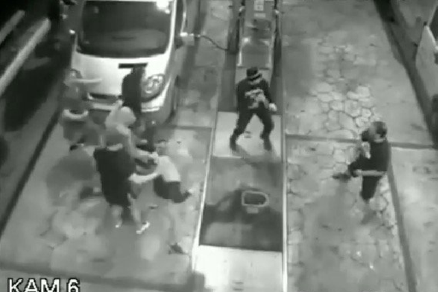 Греческие фанаты на стадионе поддержали Путина. Киевские ультрас их отловили и избили