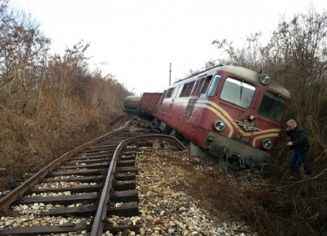 Под Днепром поезд сошел с рельсов (видео)