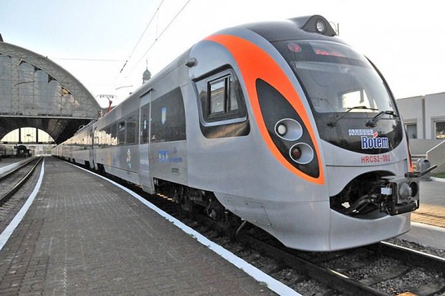 У пассажиров паника: Интерсити протаранил брошенную на путях машину