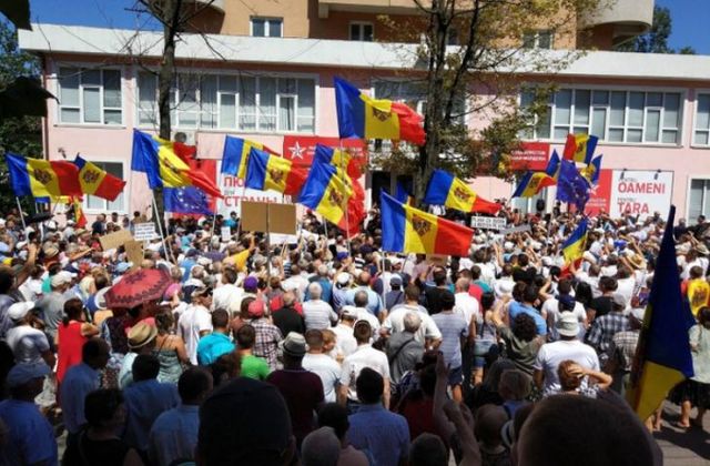 В Кишиневе проходит массовая акция протеста: требуют отставки президента