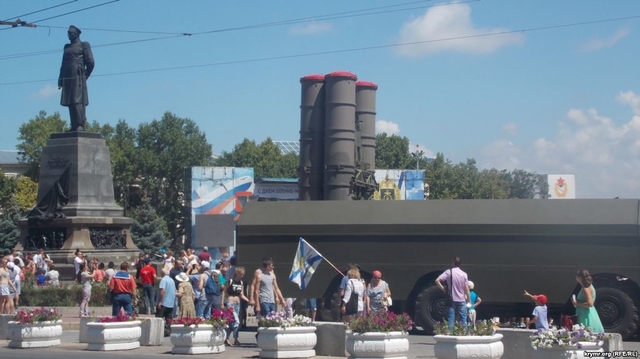 "Грады", "Ураганы" и прочее: Россия показала свою военную технику в Крыму