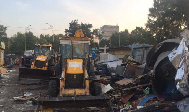 Спецтехника крушит киевский фастфуд с людьми