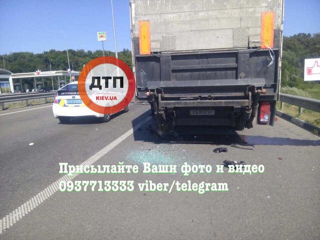 На полном ходу врезался в фуру: под Киевом произошло смертельное ДТП