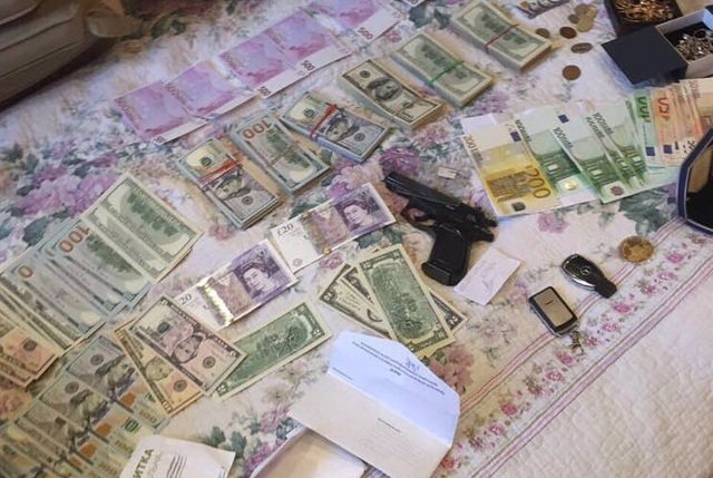 Экс-руководителя Госгеокадастра в Черкасской обл. подозревают в получении взятки