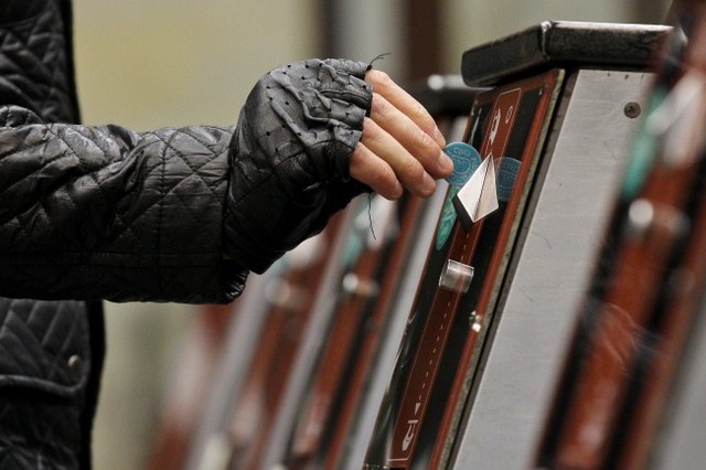 В Киеве первая станция метро полностью отказалась от жетонов