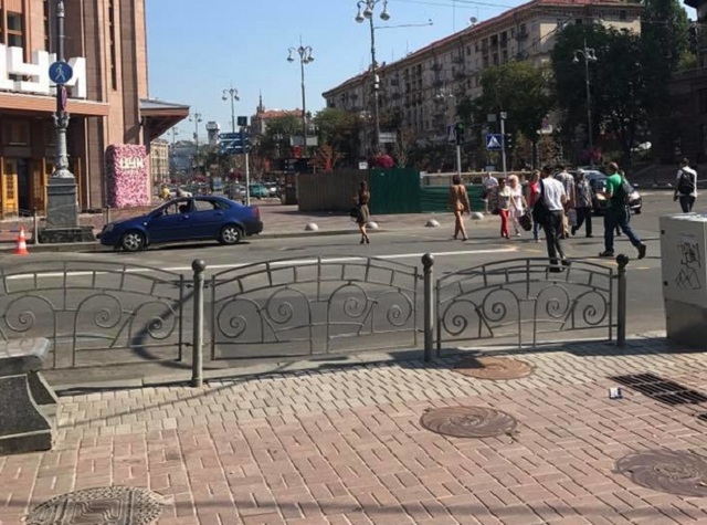 Голая девушка прогулялась по центру Киева: в сети теряются в догадках