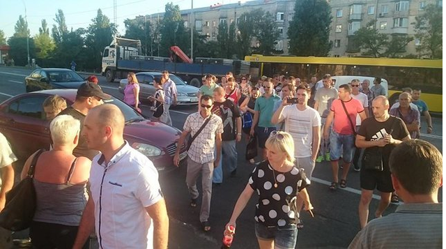 В Киеве местные жители перекрыли Харьковское шоссе