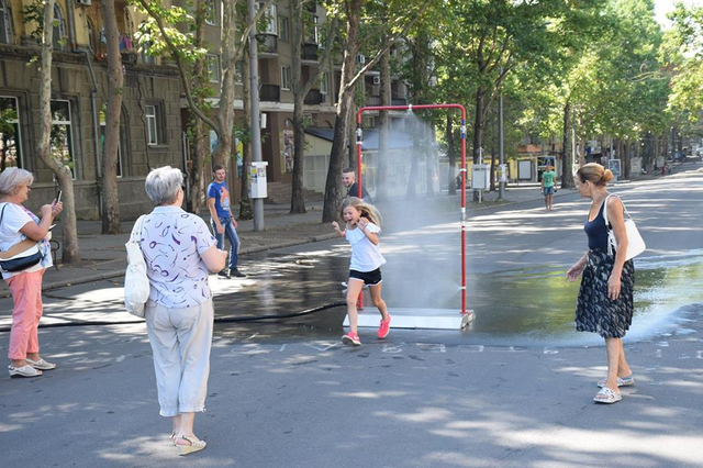 Пожарные выдумали "освежающие рамки" против адской жары