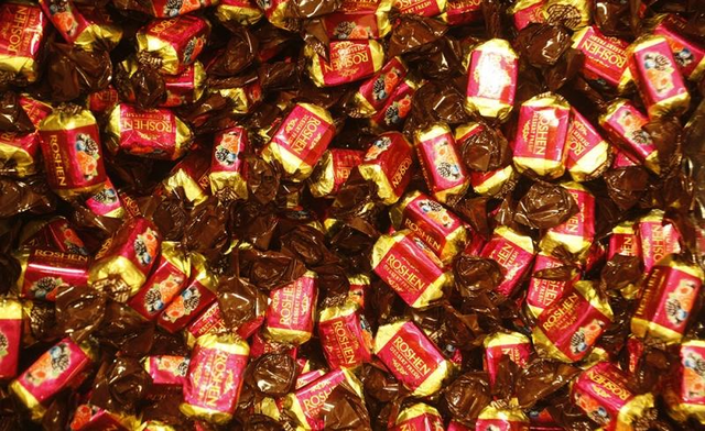 В супермаркете Днепра призвали сместить «кровавую хунту» под названием «Roshen»