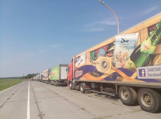 Пришествие арбузов. Под Киевом разгрузили баржу Гройсмана