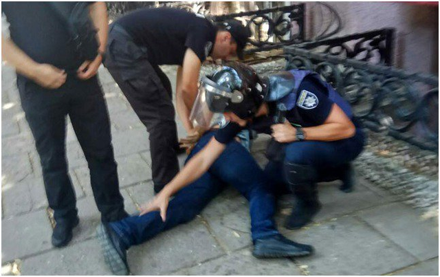 В Одессе под прокуратурой пикетчики подрались с бойцами «Азова»