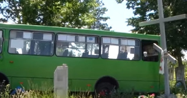 «Скажений «Богдан»: на викраденій маршрутці молодь ганяла Черкащиною і чавила могили