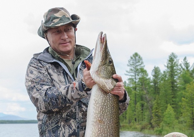 Путин два часа гонялся за щукой. Появилось видео