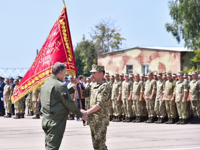 Порошенко утвердил новый образец боевого знамени ВСУ