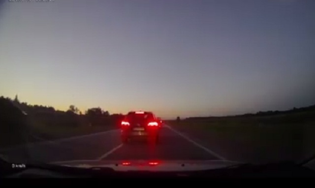 В сети показали, как водитель проучил любителей выезжать на встречку