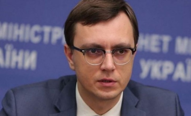 Министр инфраструктуры в июле получил 74,4 тысяч гривен зарплаты