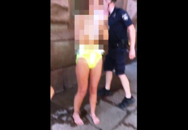 Стало відомо, чим скінчилася історія про голу жінку в центрі Києва