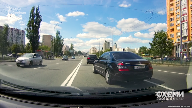 Кортеж Ахметова на швидкості блокував автомобіль знімальної групи «Схем», провокуючи ДТП