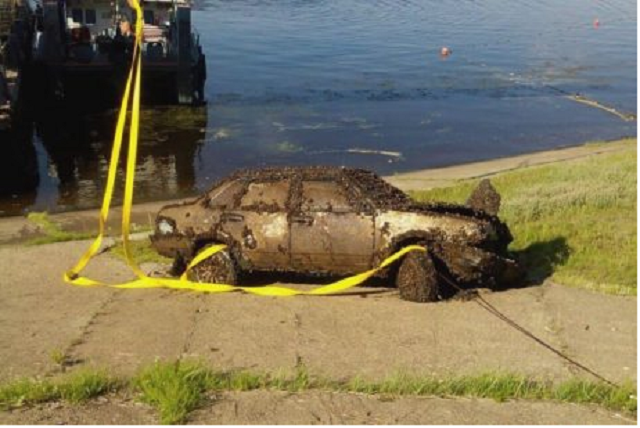 На Рівненщині авто з річки діставав екскаватор