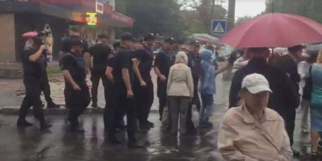 В Киеве полицейские «подвинули» митингующих, чтобы пропустить технику на скандальную застройку