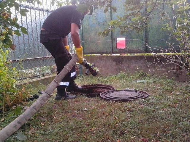 Жінку, яку тиждень розшукувала поліція по всій області, виявили вдома у каналізаційній ямі