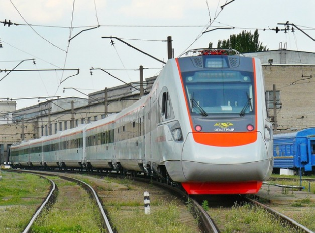 Полсотни людей в масках и с битами остановили в Киеве электричку, чтобы разрисовать