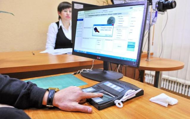 Гройсман пообещал украинцам "апгрейд" паспортов