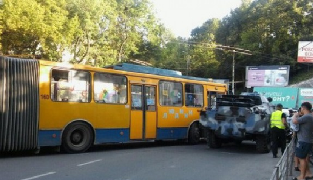 В Тернополе столкнулись троллейбус и БРДМ