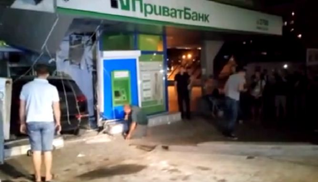 В Харькове Audi влетела в банк