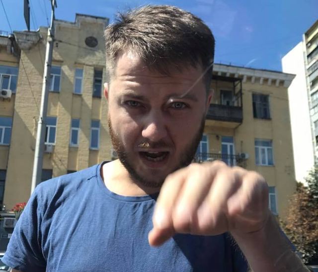 Новий вид "віджиму" авто: людей викидають з машин прямо посеред вулиці