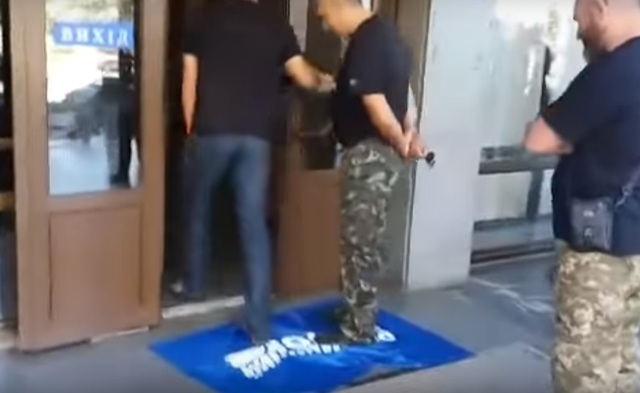 Запорожцы демонстративно затоптали флаг