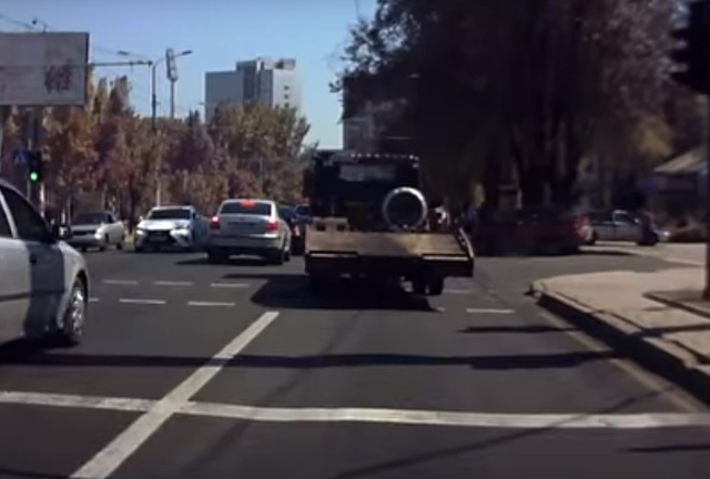 Будни Донецка: перевернутый Гелендваген с вооруженной охраной