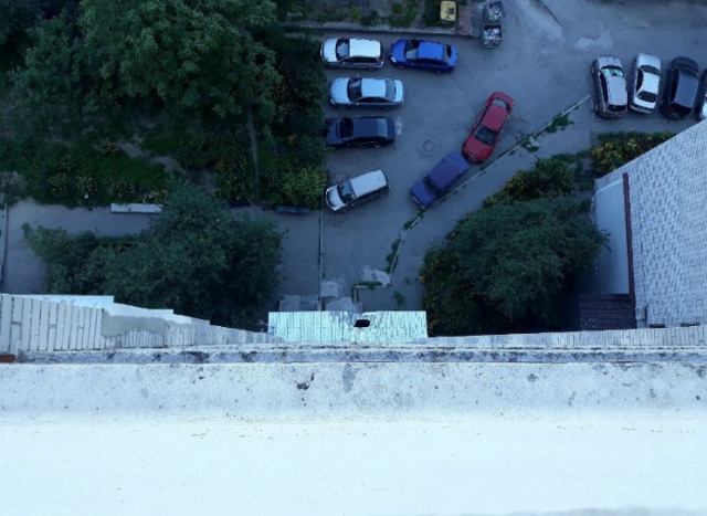 В Днепре женщина разделась и спрыгнула с крыши