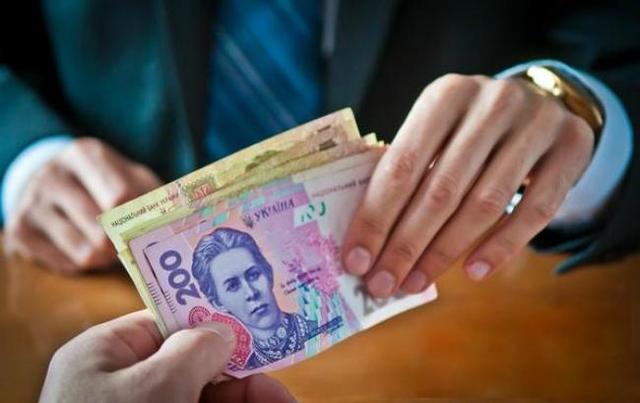 Правоохоронці затримали львівського митника під час передачі хабаря у «МакДональзі» колезі