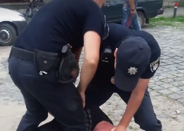 Луцькі патрульні жорстоко побили чоловіка за зауваження в їх бік