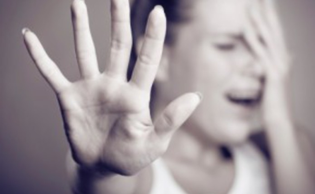 Поблизу столичної станції метро двоє чоловіків зґвалтували випадкову перехожу