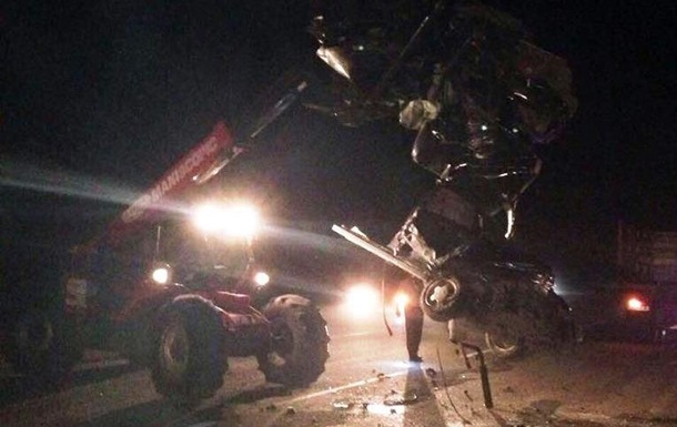 На Черкасщине столкнулись автомобиль и микроавтобус: трое погибших