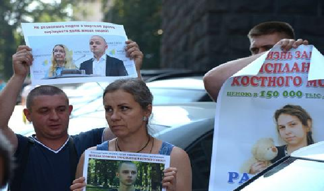 Родственники онкобольных из "очереди смерти" пикетируют Кабмин