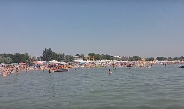 Одессит передал «привет» крымчанам с переполненного пляжа